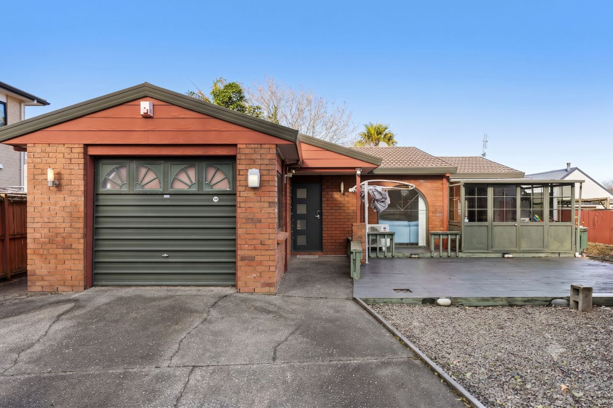 120m2 Brick and tile 3 beds 1 bath house with garage, 2/16 Ultima Place, Clover Park, Auckland