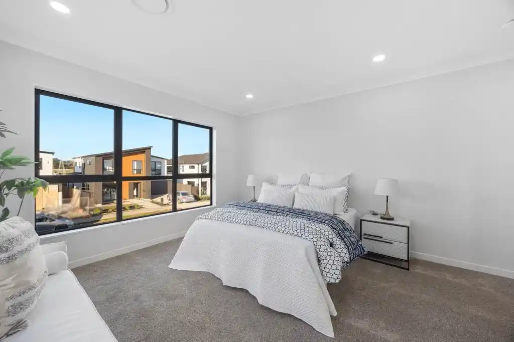 2 kitchens, 6 beds (4 ensuites) 5.5 baths house with double garage and 2 beds granny, 39 Park Green Avenue, Karaka, Auckland