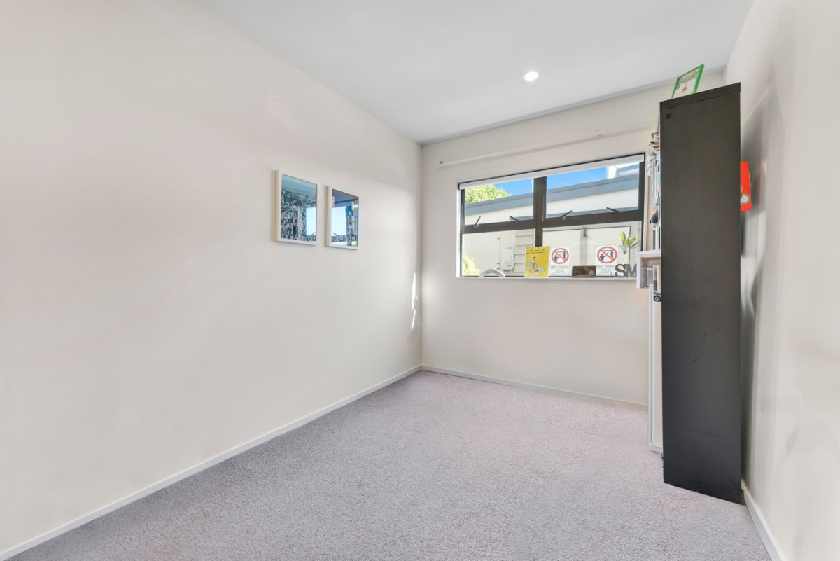 Vendors Moving North after 12 Years of Easy Living, 65m2 2 beds 1.5 baths apartment with carport, Located a mere 1km from the motorway on-ramp, 2/79 Schnapper Rock Road, Schnapper Rock, Auckland