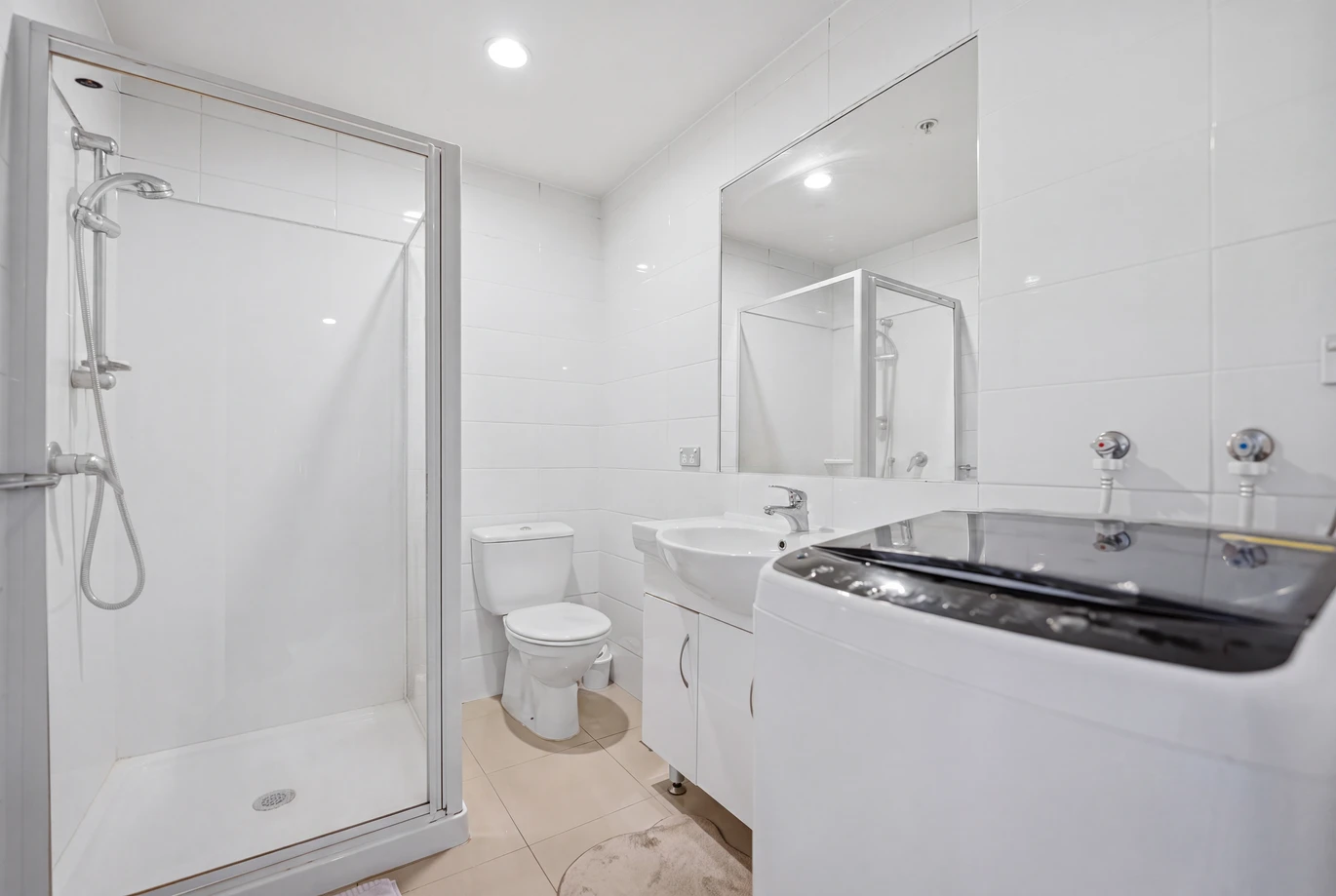 Overseas Vendor Must Sell – Double Grammar school zone (AGS & EGGS), 3 beds 2 baths apartment with 2 car parks, in the highly regarded King’s Square Apartments. 420/26 Remuera Road Newmarket, Auckland