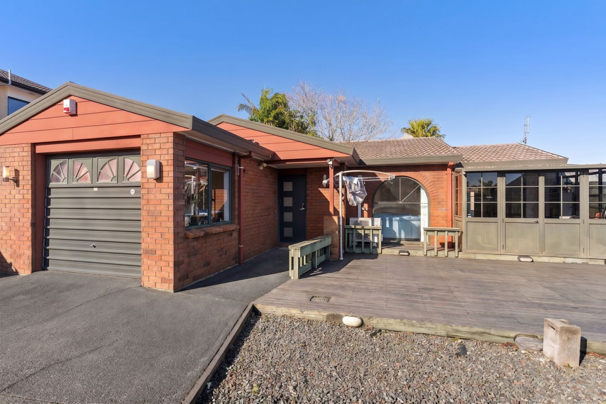 120m2 Brick and tile 3 beds 1 bath house with garage, 2/16 Ultima Place, Clover Park, Auckland