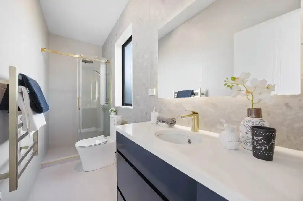 2 kitchens, 6 beds (4 ensuites) 5.5 baths house with double garage and 2 beds granny, 39 Park Green Avenue, Karaka, Auckland