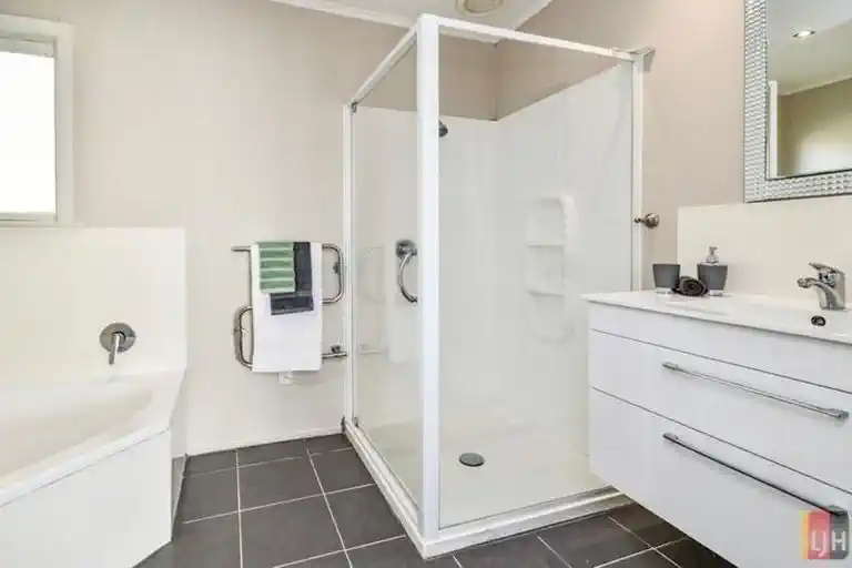 For rent, 3 beds 1 bath house with carport, Available from 16th August, 431A Great South Road, Opaheke, Auckland