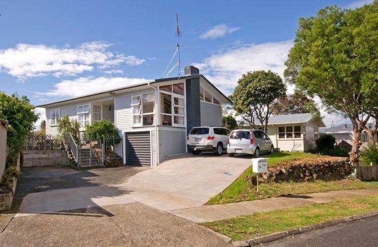 For rent, Newly carpeted 3 beds 1 bath main house with garage in the front, available 27th July, 59 La Trobe Street, Pakuranga, Auckland