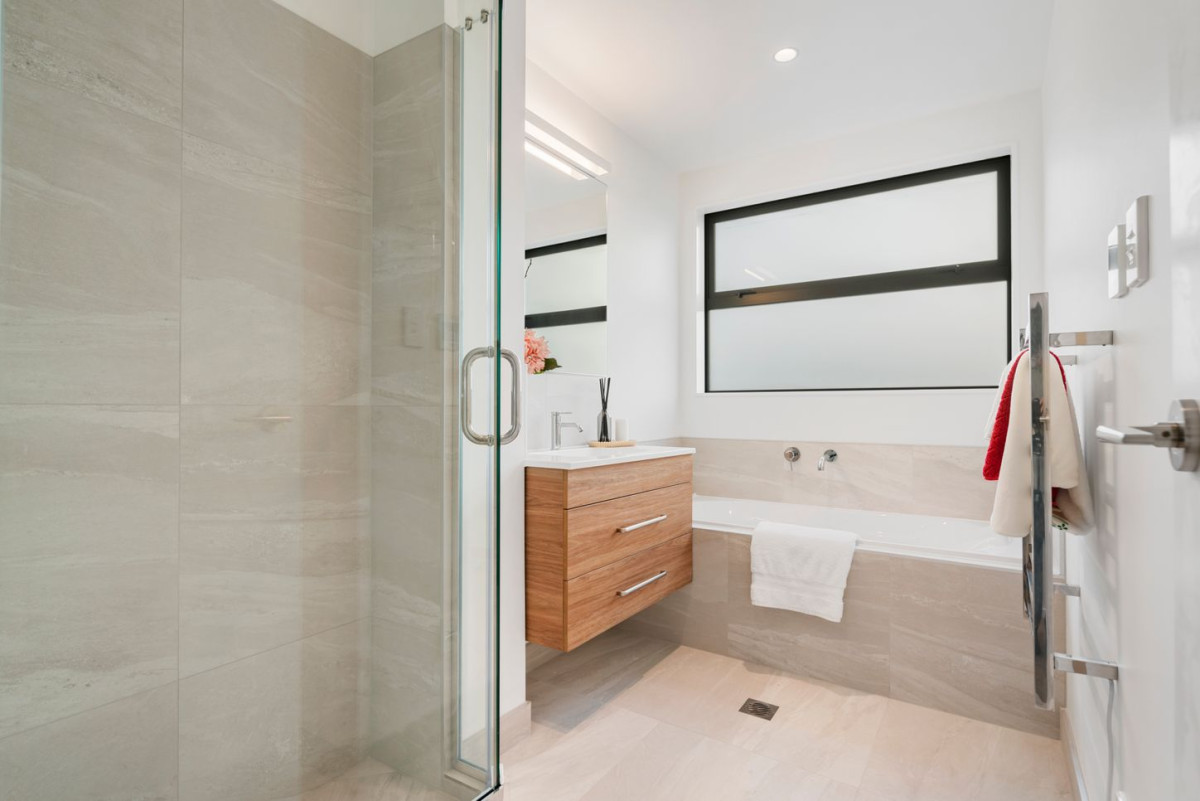 Price dropped to sell down the last 3 units, Brandnew freehold 3 beds 2.5 baths home with car park, No any Society cost, Under floor heating in both bathrooms, 11 Pharlap Drive, Northcross, Auckland