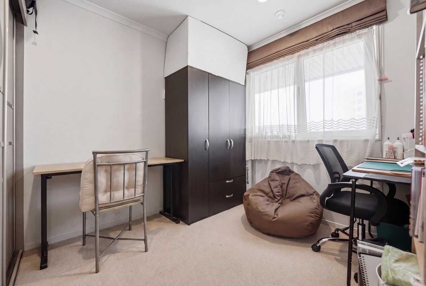 Overseas Vendor Must Sell – Double Grammar school zone (AGS & EGGS), 3 beds 2 baths apartment with 2 car parks, in the highly regarded King’s Square Apartments. 420/26 Remuera Road Newmarket, Auckland