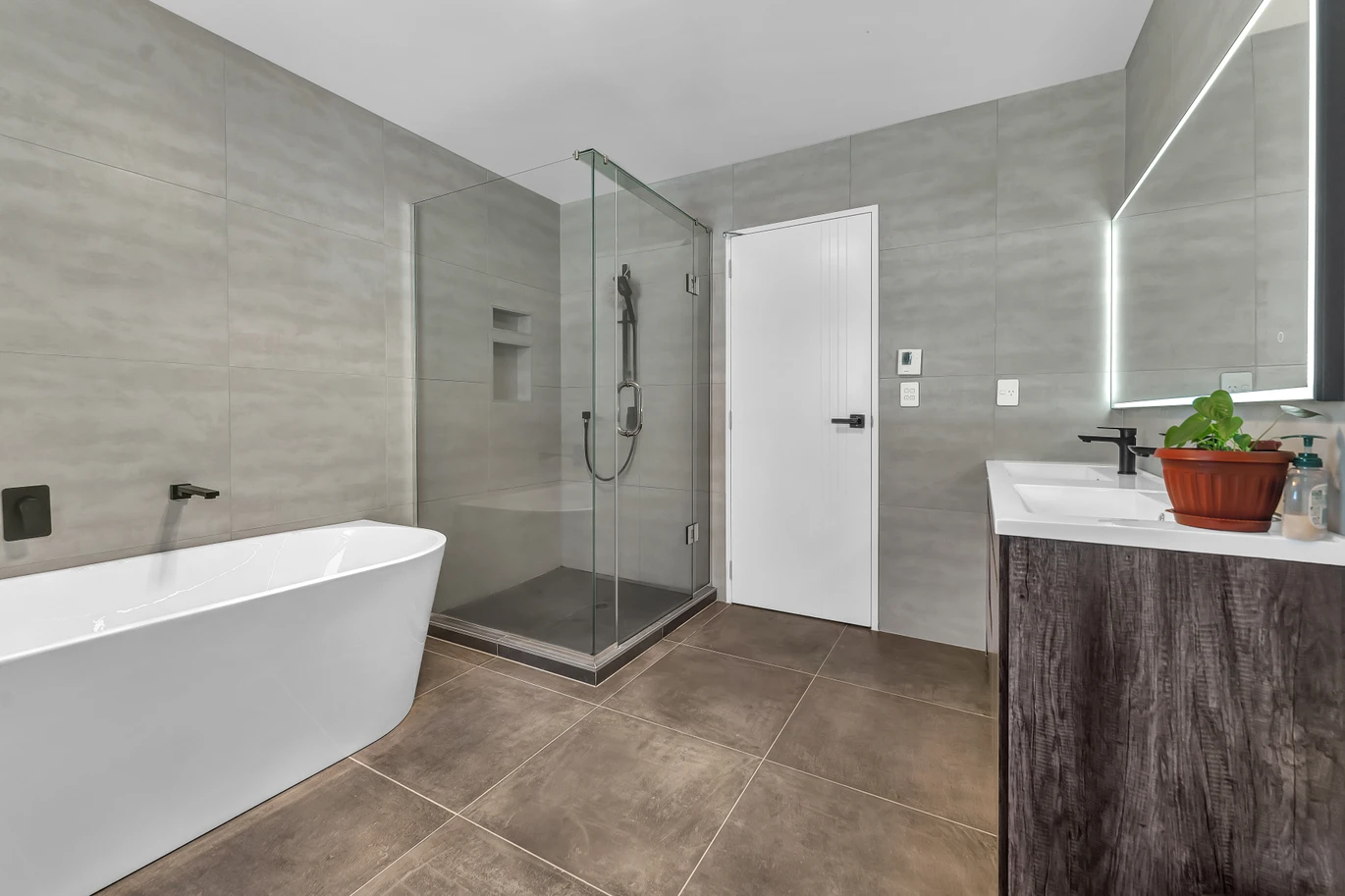 Nearly New, Next to the Reserve-Mission Heights! Owners relocating, 4 beds 2.5 baths house with garage, 13 Pumau Place Flat Bush, Auckland