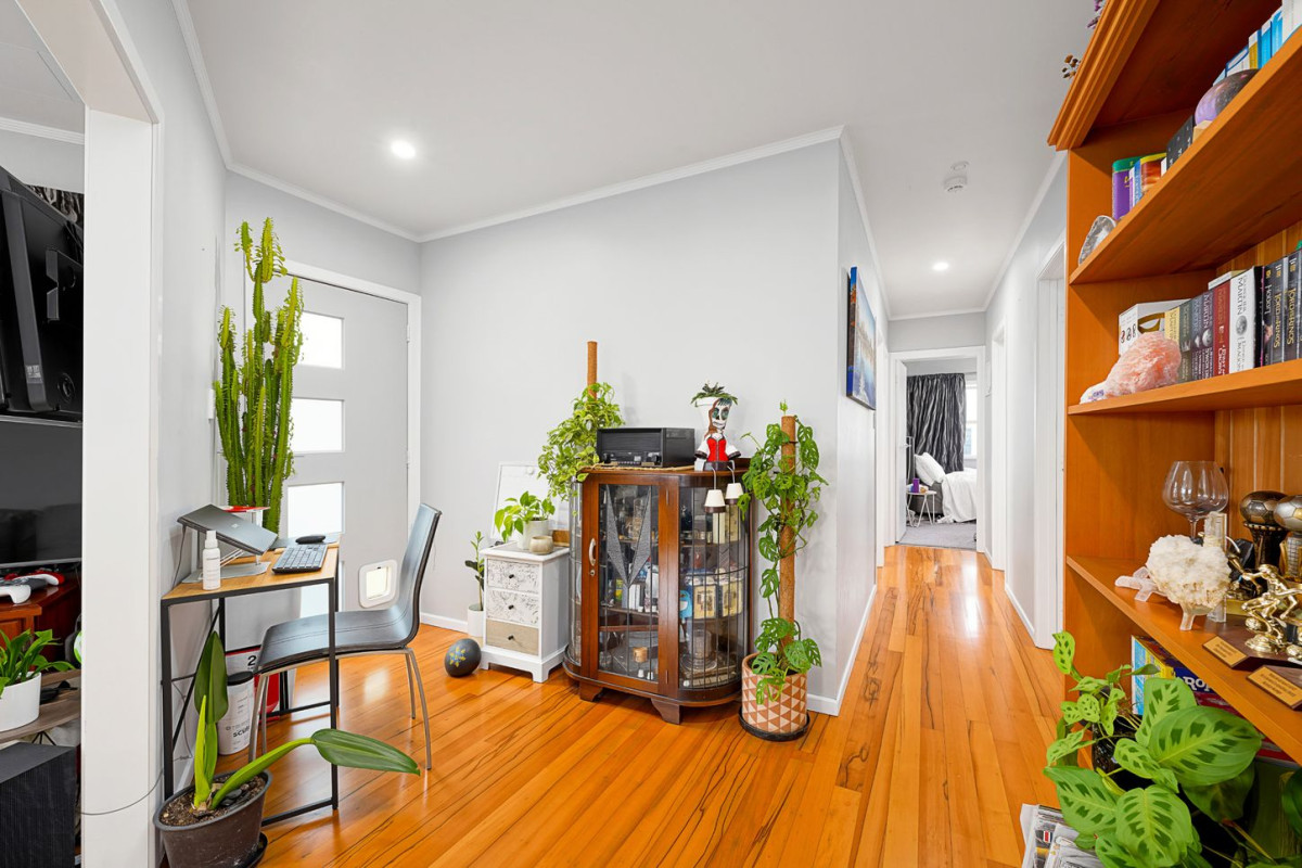 731m2 section, 3 beds 1 bath house with double garage, 5 Edgewood Way, Henderson, Auckland