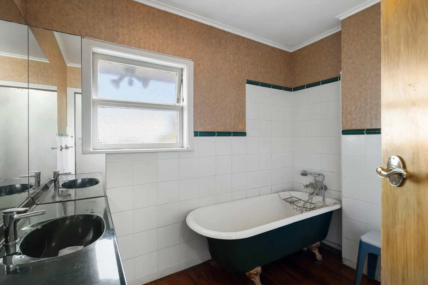 Once in nearly 25 years, 648m2 section, 225m2 Brick and tile 3 beds 1 bath house with double garage, workshop, a large rumpus and ample storage, Approx. 3 minutes to Sylvia Park Shopping Centre and motorway access, 87 Waipuna Road Mount Wellington, Auckland