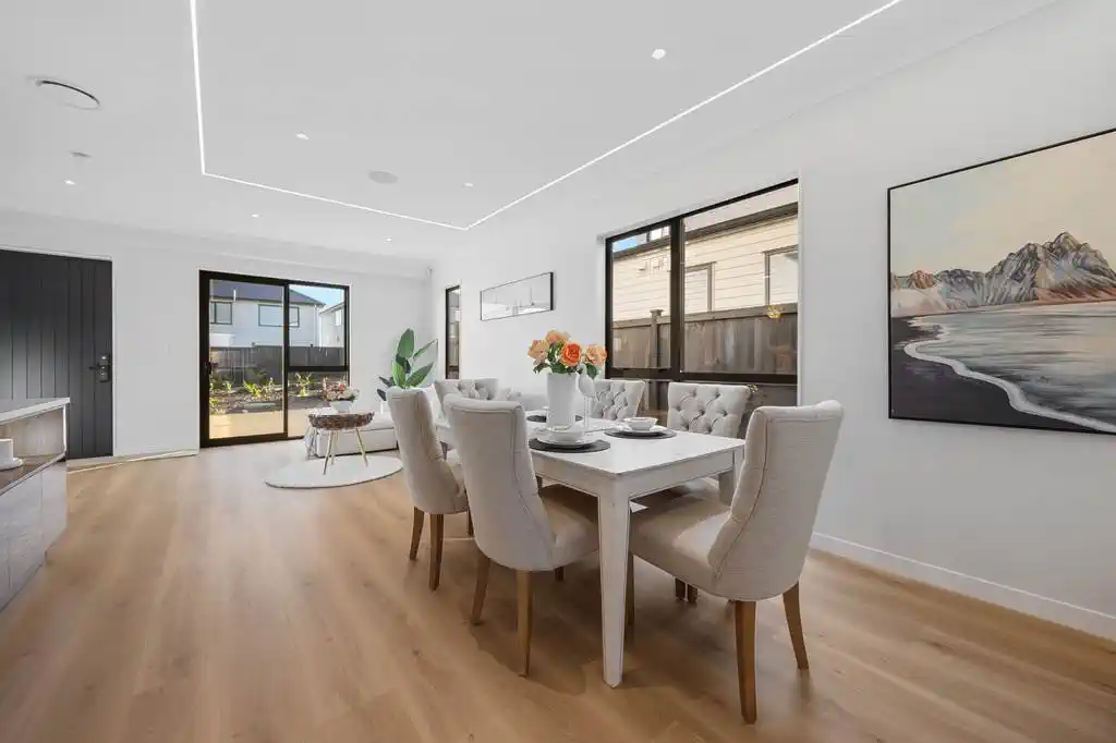 2 kitchens, 6 beds (4 ensuites) 5.5 baths house with double garage and 2 beds granny, 39 Park Green Avenue, Karaka, Auckland