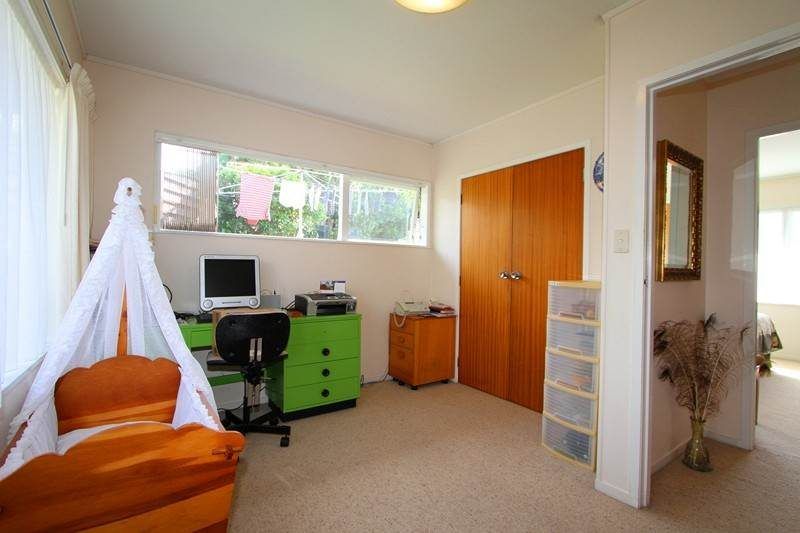 For rent, No smokers, MACLEANS ZONE & Swimming Pool Includes, 4 beds 2 baths house with standalone double garage, available 14th September, 28 Haseler Crescent, Mellons Bay, Auckland