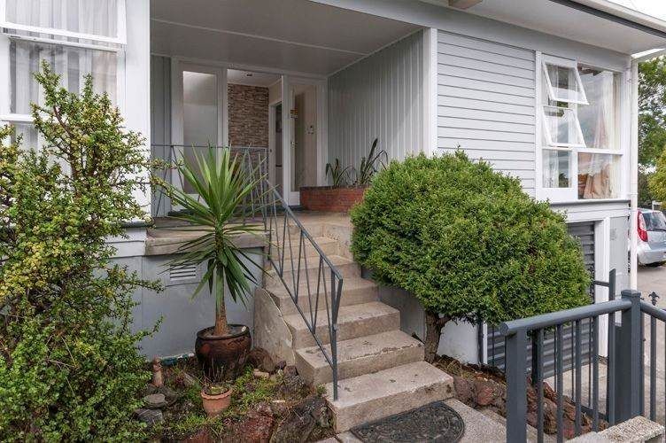 For rent, Newly carpeted 3 beds 1 bath main house with garage in the front, available 27th July, 59 La Trobe Street, Pakuranga, Auckland