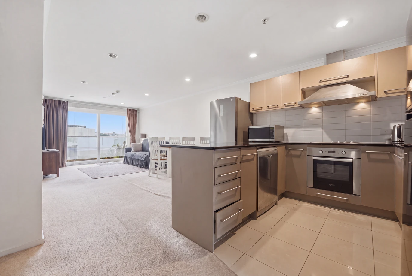 Overseas Vendor Must Sell – Double Grammar school zone (AGS & EGGS), 3 beds 2 baths apartment with 2 car parks, in the highly regarded King’s Square Apartments. 420/26 Remuera Road Newmarket, Auckland