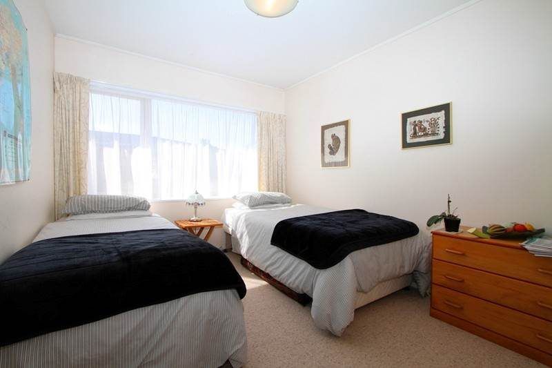 For rent, No smokers, MACLEANS ZONE & Swimming Pool Includes, 4 beds 2 baths house with standalone double garage, available 14th September, 28 Haseler Crescent, Mellons Bay, Auckland