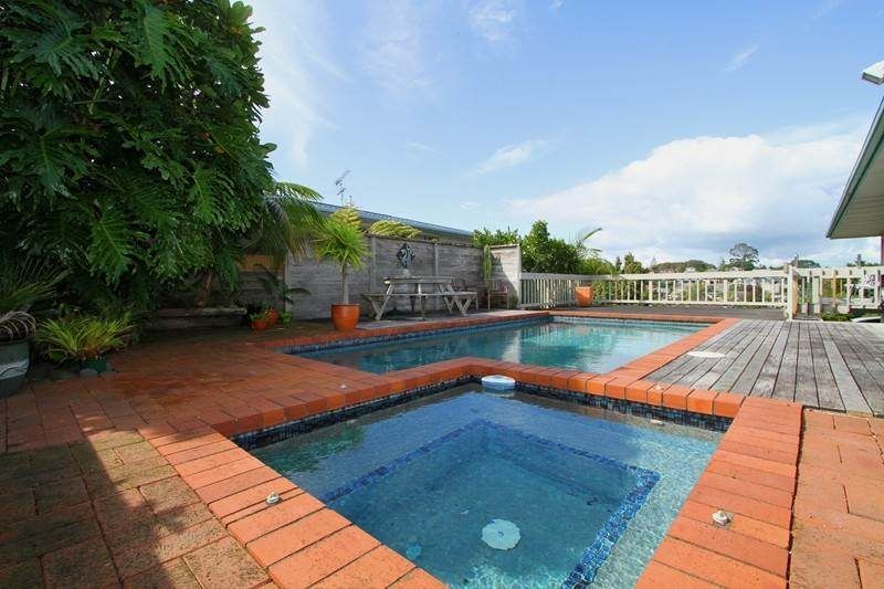 For rent, No smokers, MACLEANS ZONE & Swimming Pool Includes, 4 beds 2 baths house with standalone double garage, available 14th September, 28 Haseler Crescent, Mellons Bay, Auckland