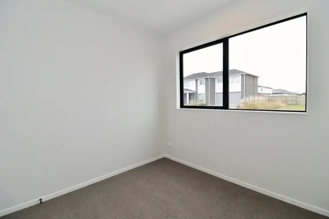 For rent, No Pet, No smoker, 5 beds 3 baths house with garage, including a self-contained 1-bedroom unit with its own living area, separate entry, and subletting allowed, Available from the 7th July, 13 Ngakau Road, Drury, Auckland