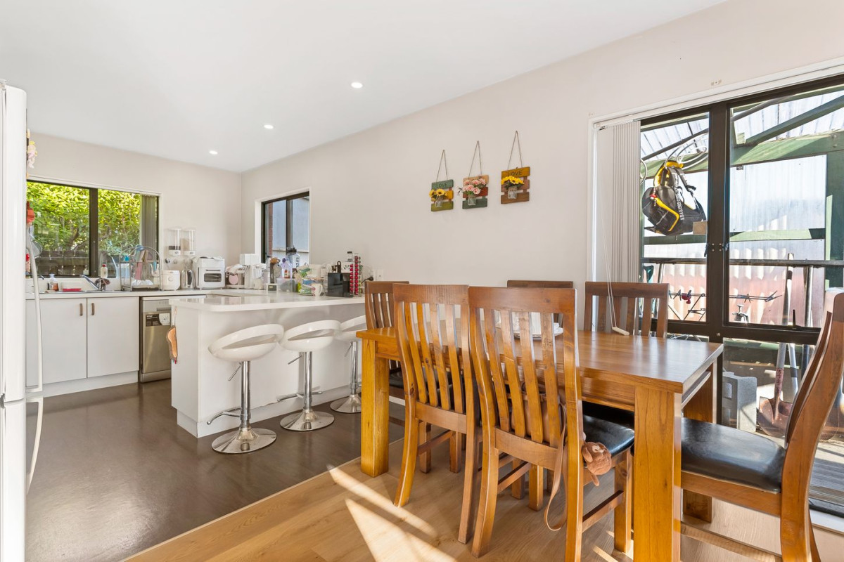 120m2 Brick and tile 3 beds 1 bath house with garage, 2/16 Ultima Place, Clover Park, Auckland