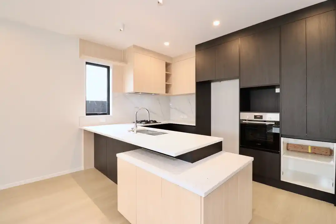 For rent, No pets, no smokers, 5 beds 3 baths house with double garage, including a self-contained 1-bedroom unit with independent access, Available from16th July, 108 Kahui Parade, Drury, Auckland