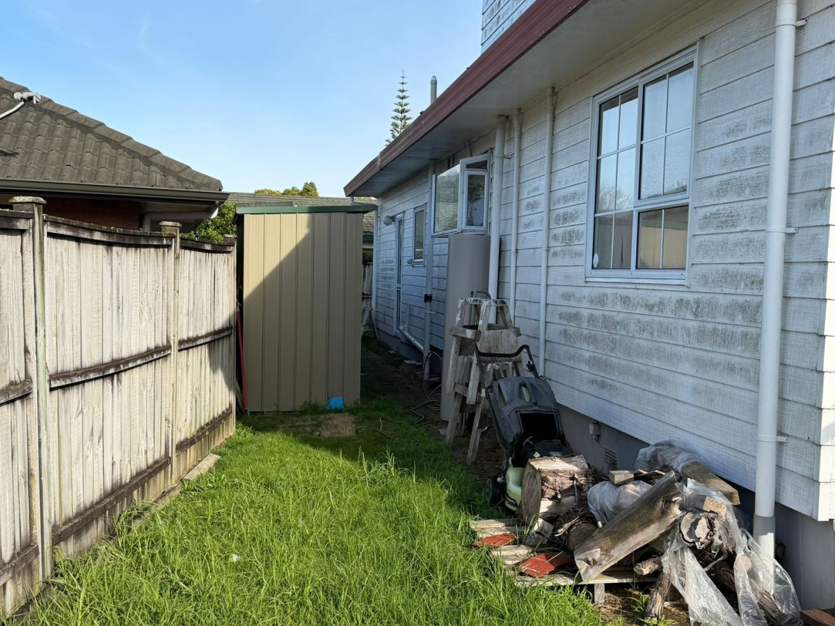 Mortgagee sale, 4oom2 section, 190m2 Standalone 3 beds + 2 rumpus rooms 2 baths house with car parks, 8 Evanda Crescent, Conifer Grove, Auckland