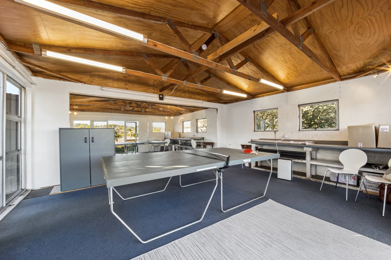 Standalone 3 beds 1 bath house with car parks and a fantastic separate studio, Zoned for Green Bay Primary School and Green Bay High School. 1/23 Stottholm Road Titirangi, Auckland