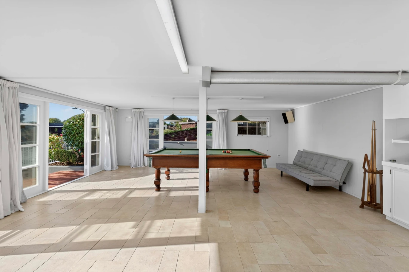 981m2 section, 404m2 character 5 beds 3 baths grand residence with triple garage, swimming pool, Beautifully landscaped gardens, 9 Worcester Road Meadowbank, Auckland