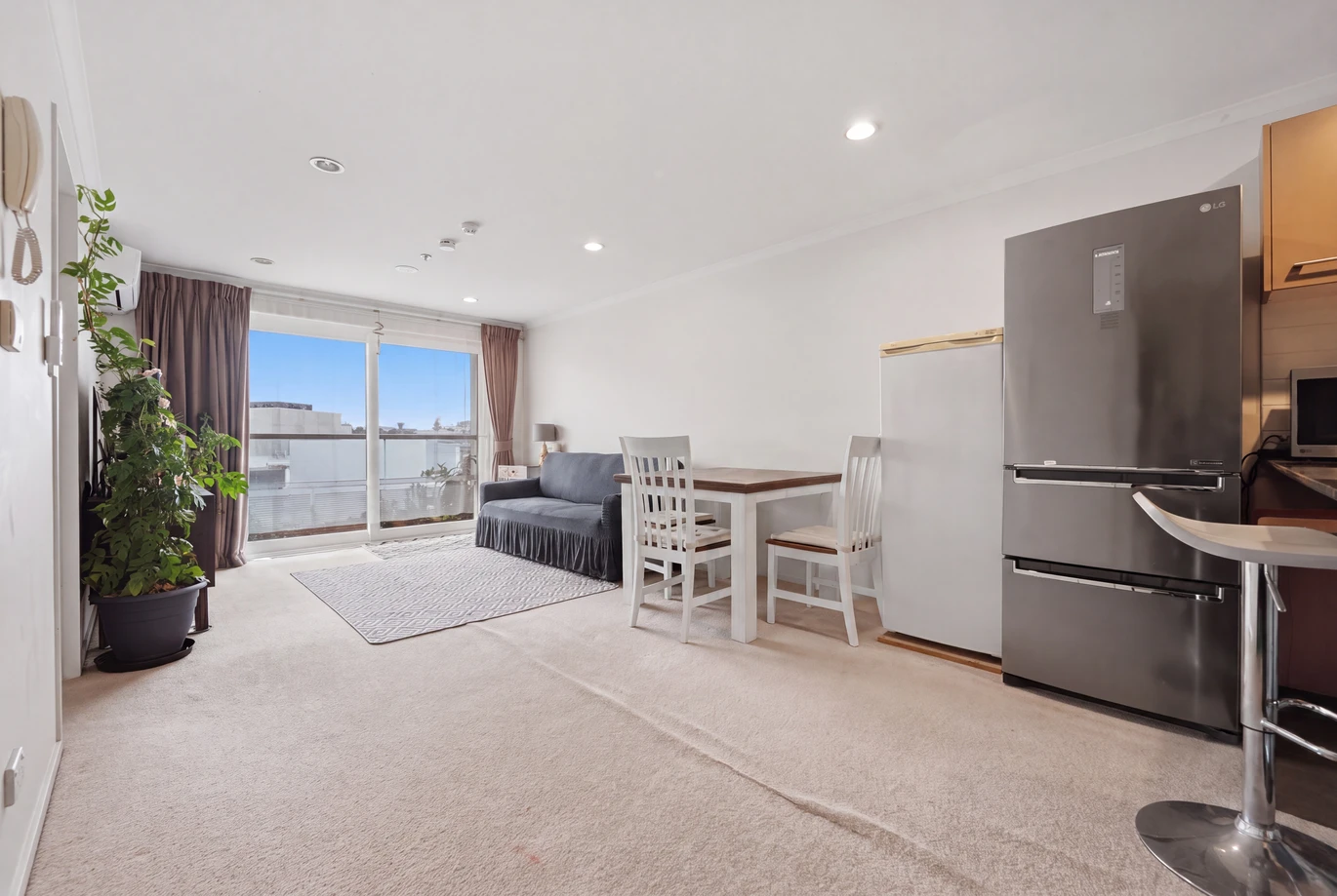 Overseas Vendor Must Sell – Double Grammar school zone (AGS & EGGS), 3 beds 2 baths apartment with 2 car parks, in the highly regarded King’s Square Apartments. 420/26 Remuera Road Newmarket, Auckland