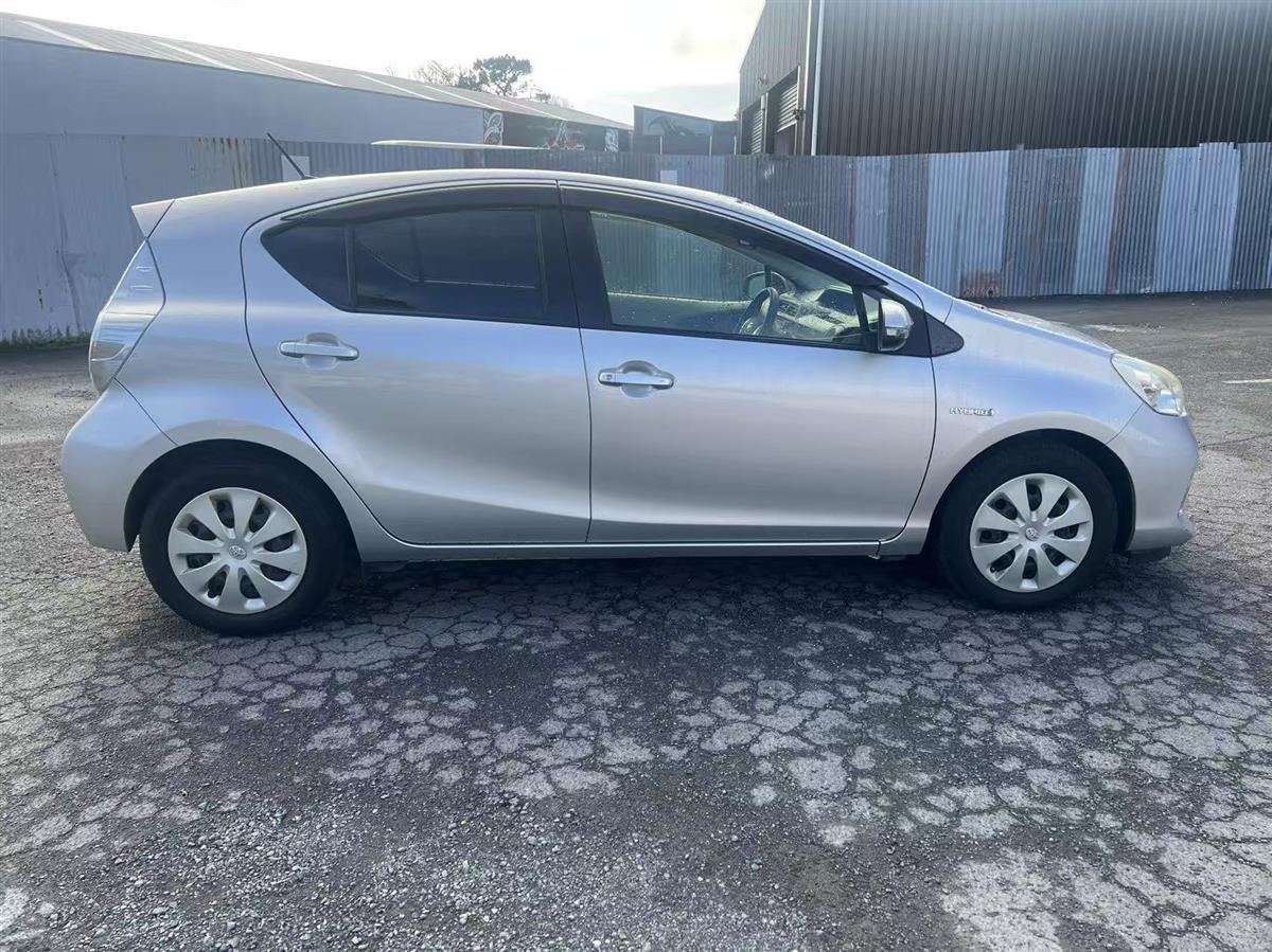 2013 Toyota Aqua G Hatchback Automatic, 5 seats, Silver, Hybrid, 1,496 cc, 117,654 km