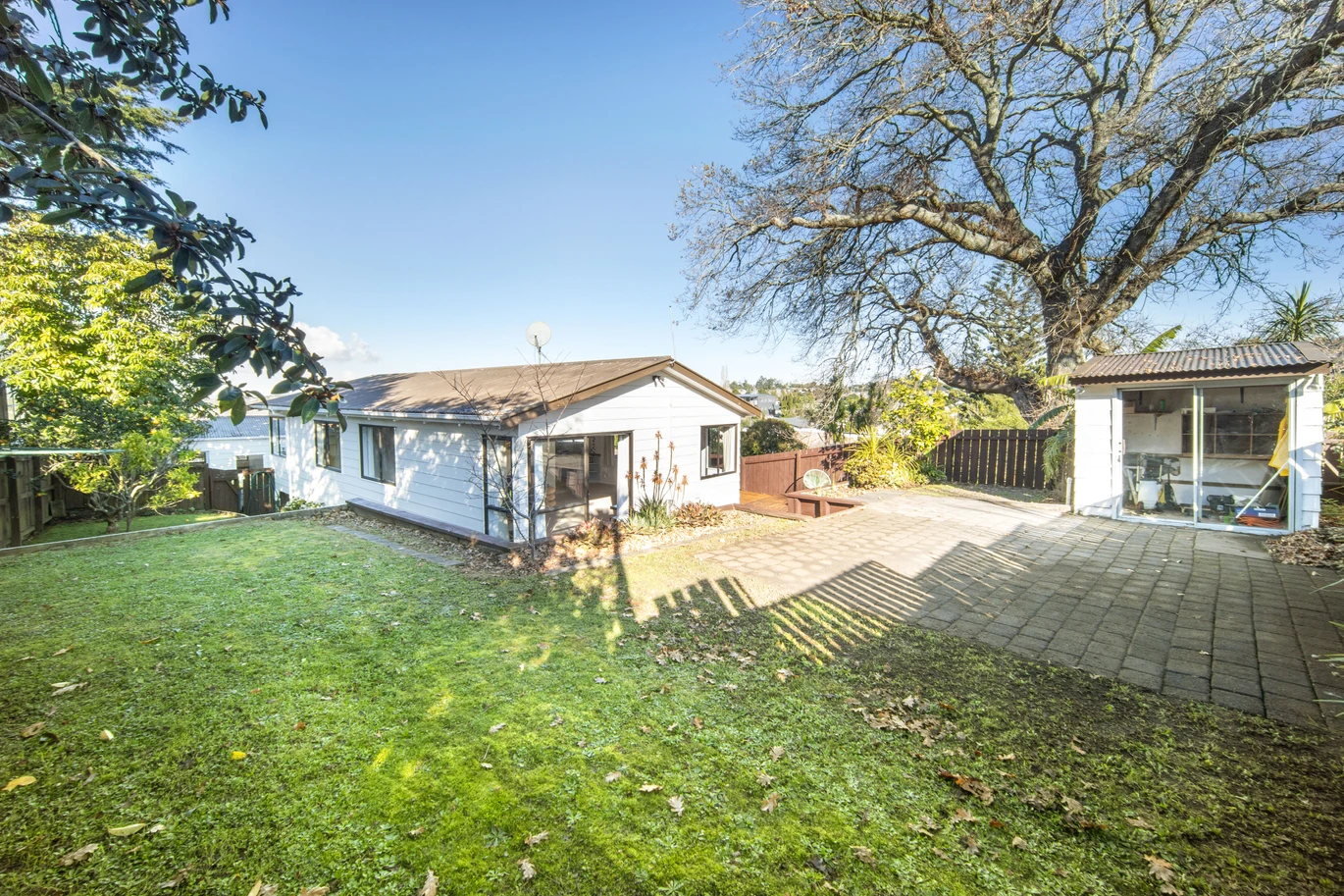 Standalone 3 beds 1 bath house with car parks and a fantastic separate studio, Zoned for Green Bay Primary School and Green Bay High School. 1/23 Stottholm Road Titirangi, Auckland