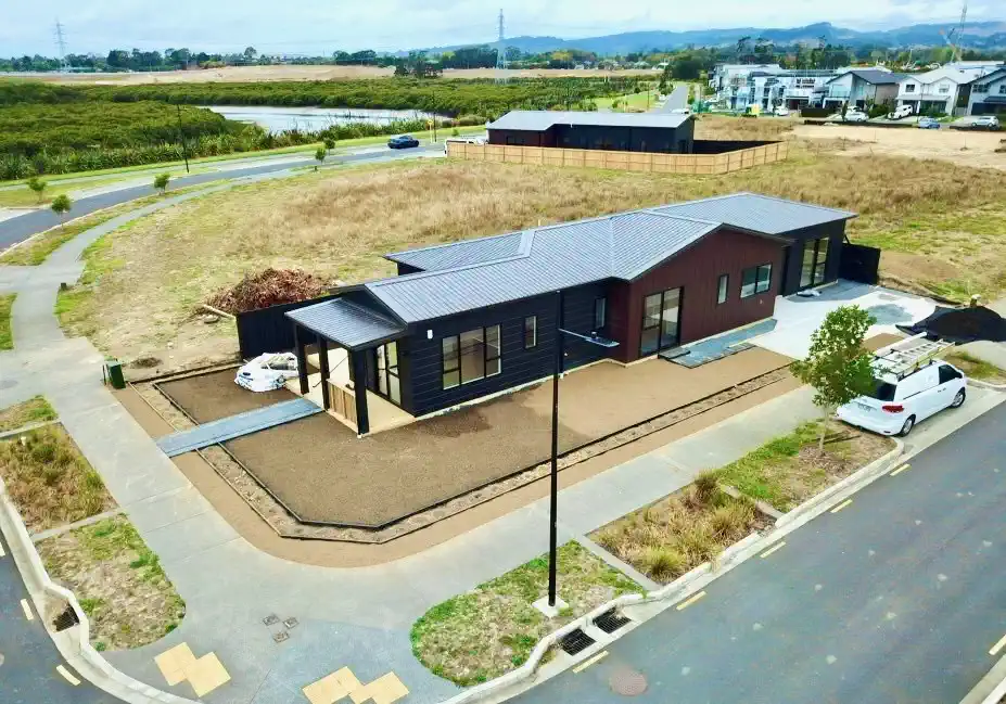 For rent, No Pet, No smoker, 5 beds 3 baths house with garage, including a self-contained 1-bedroom unit with its own living area, separate entry, and subletting allowed, Available from the 7th July, 13 Ngakau Road, Drury, Auckland