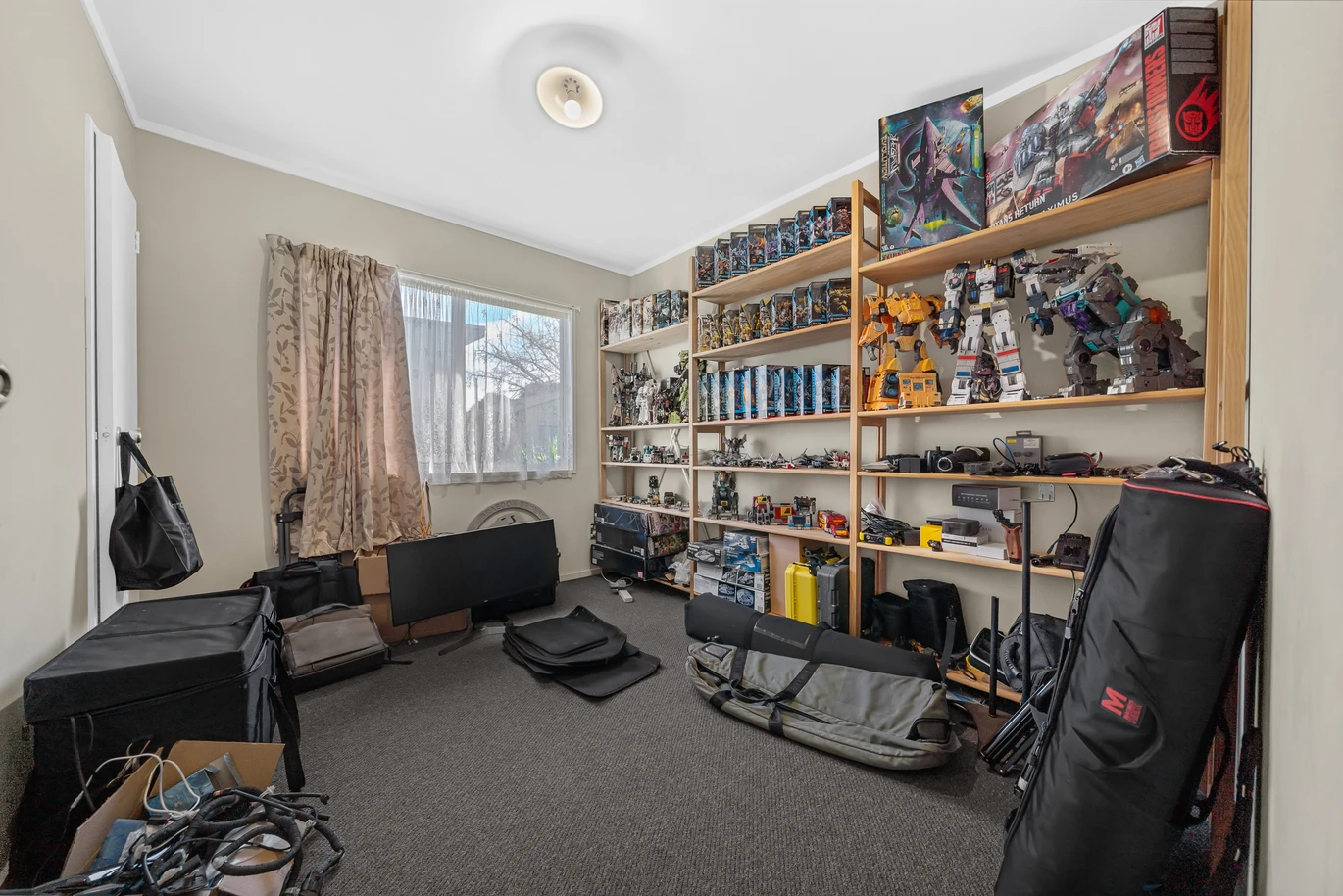 Standalone 4 beds 1 bath house with double carport, Positioned close to Bruce Pulman Park and Southgate Shopping Centre, 2/161 Old Wairoa Road Papakura, Auckland