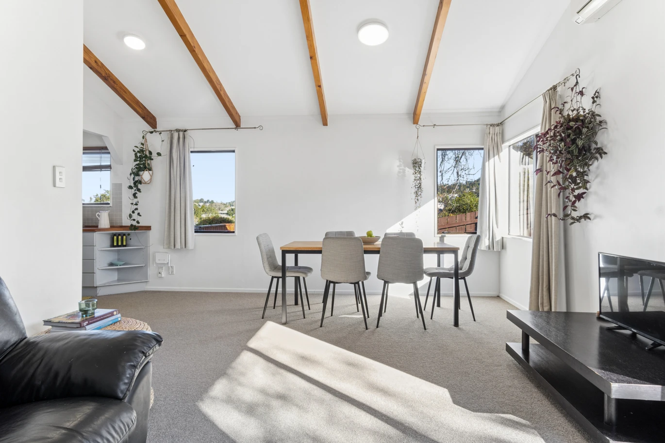 Standalone 3 beds 1 bath house with car parks and a fantastic separate studio, Zoned for Green Bay Primary School and Green Bay High School. 1/23 Stottholm Road Titirangi, Auckland