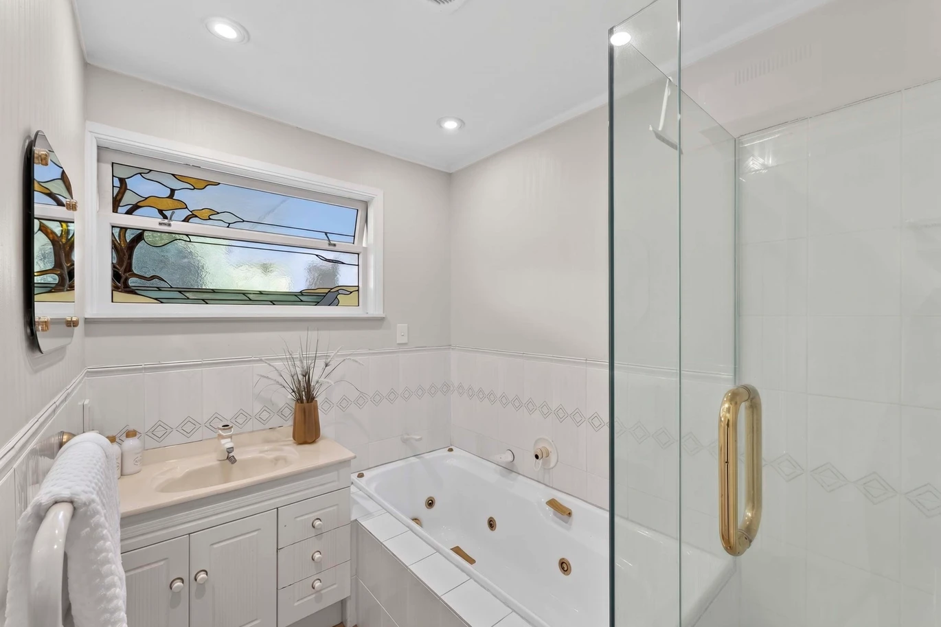 981m2 section, 404m2 character 5 beds 3 baths grand residence with triple garage, swimming pool, Beautifully landscaped gardens, 9 Worcester Road Meadowbank, Auckland