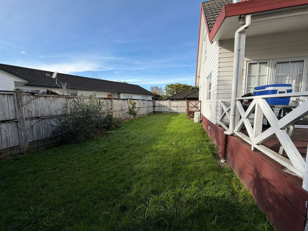 Mortgagee sale, 4oom2 section, 190m2 Standalone 3 beds + 2 rumpus rooms 2 baths house with car parks, 8 Evanda Crescent, Conifer Grove, Auckland