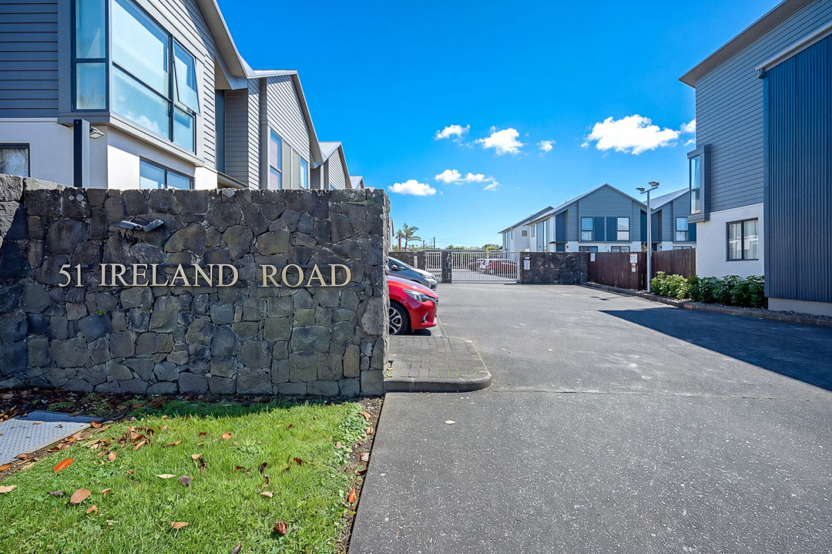 71sqm (Council) 2-storey, 2-bedroom + study, townhouse with 2-carparks in Mt Wellington, Currently tenanted (periodically) for $560/week, 47/51 Ireland Road, Mount Wellington, Auckland