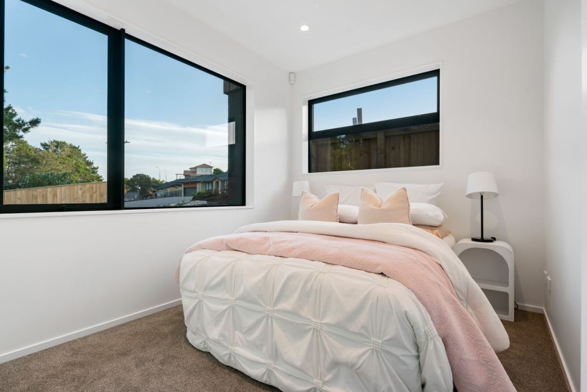 Price dropped to sell down the last 3 units, Brandnew freehold 3 beds 2.5 baths home with car park, No any Society cost, Under floor heating in both bathrooms, 11 Pharlap Drive, Northcross, Auckland