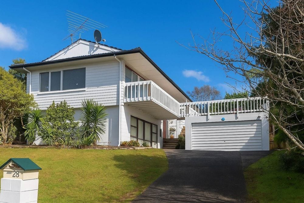 For rent, No smokers, MACLEANS ZONE & Swimming Pool Includes, 4 beds 2 baths house with standalone double garage, available 14th September, 28 Haseler Crescent, Mellons Bay, Auckland
