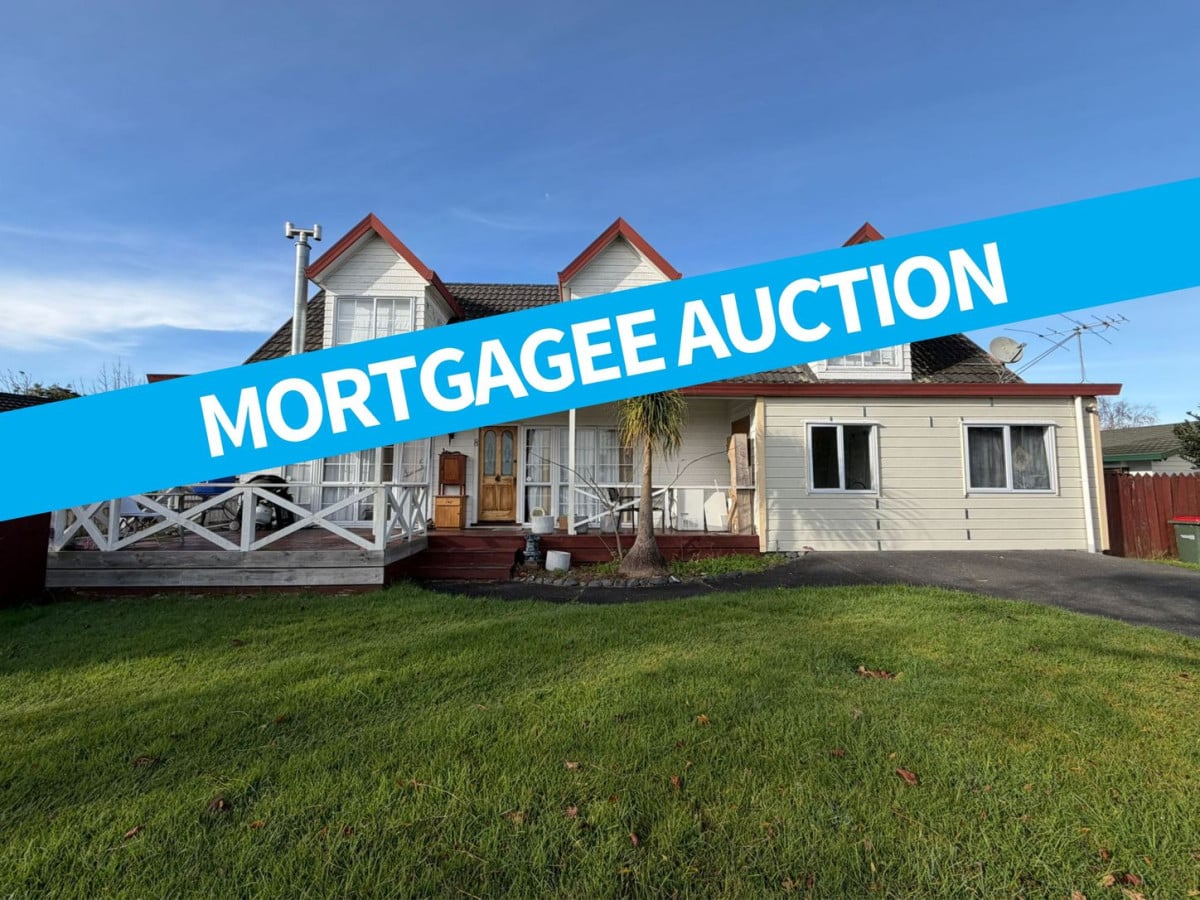 Mortgagee sale, 4oom2 section, 190m2 Standalone 3 beds + 2 rumpus rooms 2 baths house with car parks, 8 Evanda Crescent, Conifer Grove, Auckland