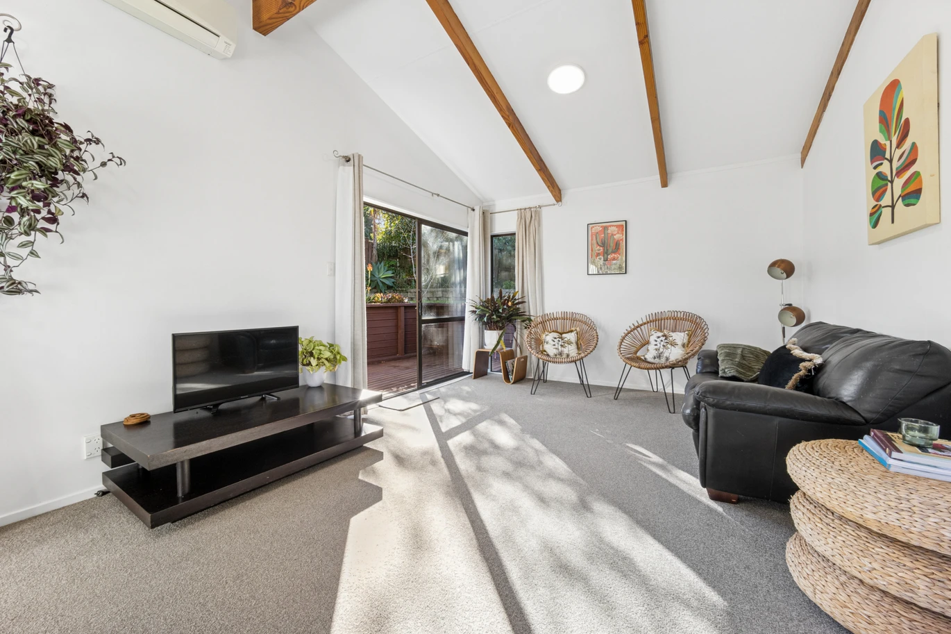 Standalone 3 beds 1 bath house with car parks and a fantastic separate studio, Zoned for Green Bay Primary School and Green Bay High School. 1/23 Stottholm Road Titirangi, Auckland