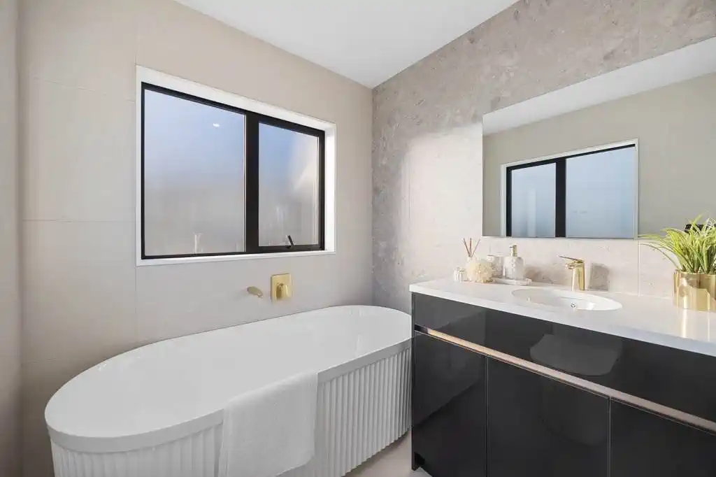2 kitchens, 6 beds (4 ensuites) 5.5 baths house with double garage and 2 beds granny, 39 Park Green Avenue, Karaka, Auckland
