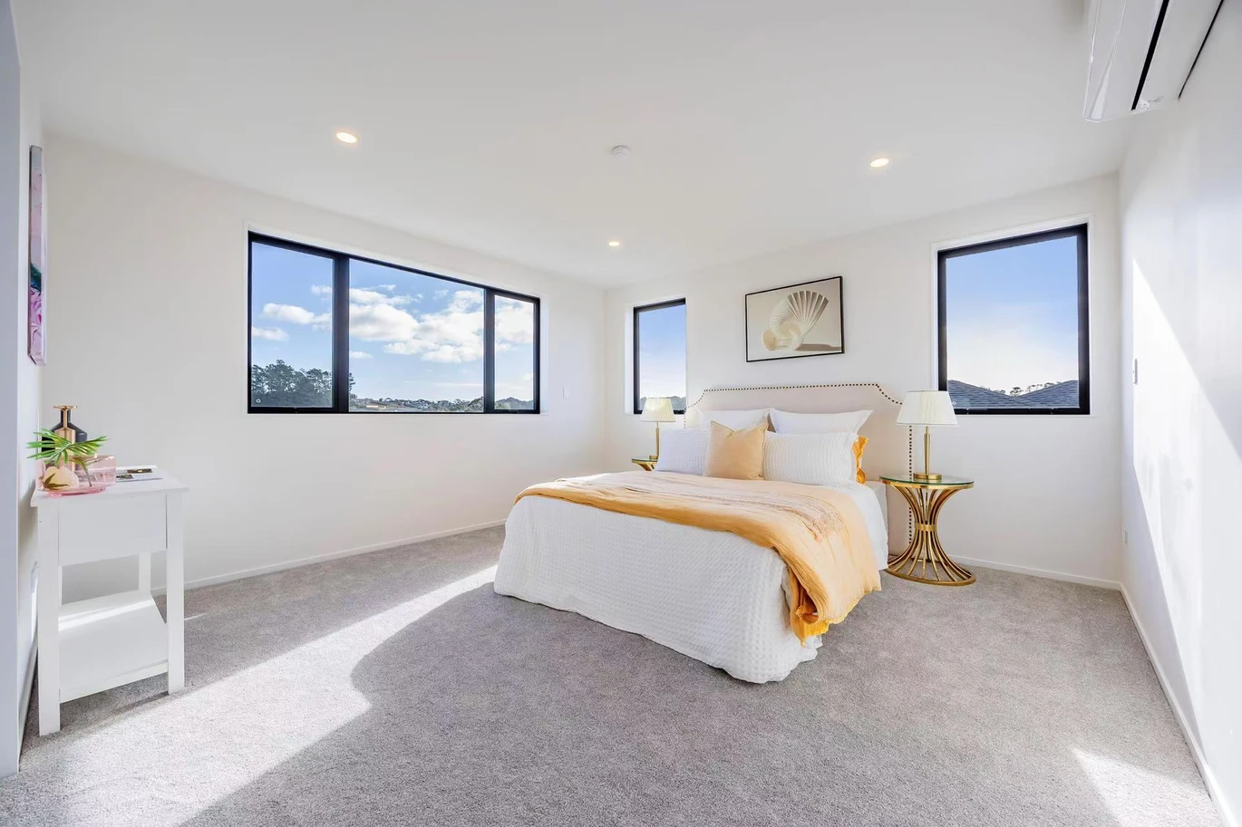 786m2 section, 2 kitchens, 355m2 Brandnew 7 beds (1 ensuite) 4 baths house with double garage and 3 beds granny, move-in ready, Central air conditioning system upstairs, Separate heat pump downstairs, Underfloor heating in all bathrooms, 10 Saw Lane Swanson, Auckland