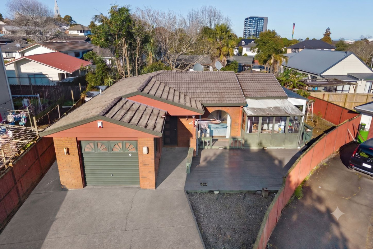 120m2 Brick and tile 3 beds 1 bath house with garage, 2/16 Ultima Place, Clover Park, Auckland