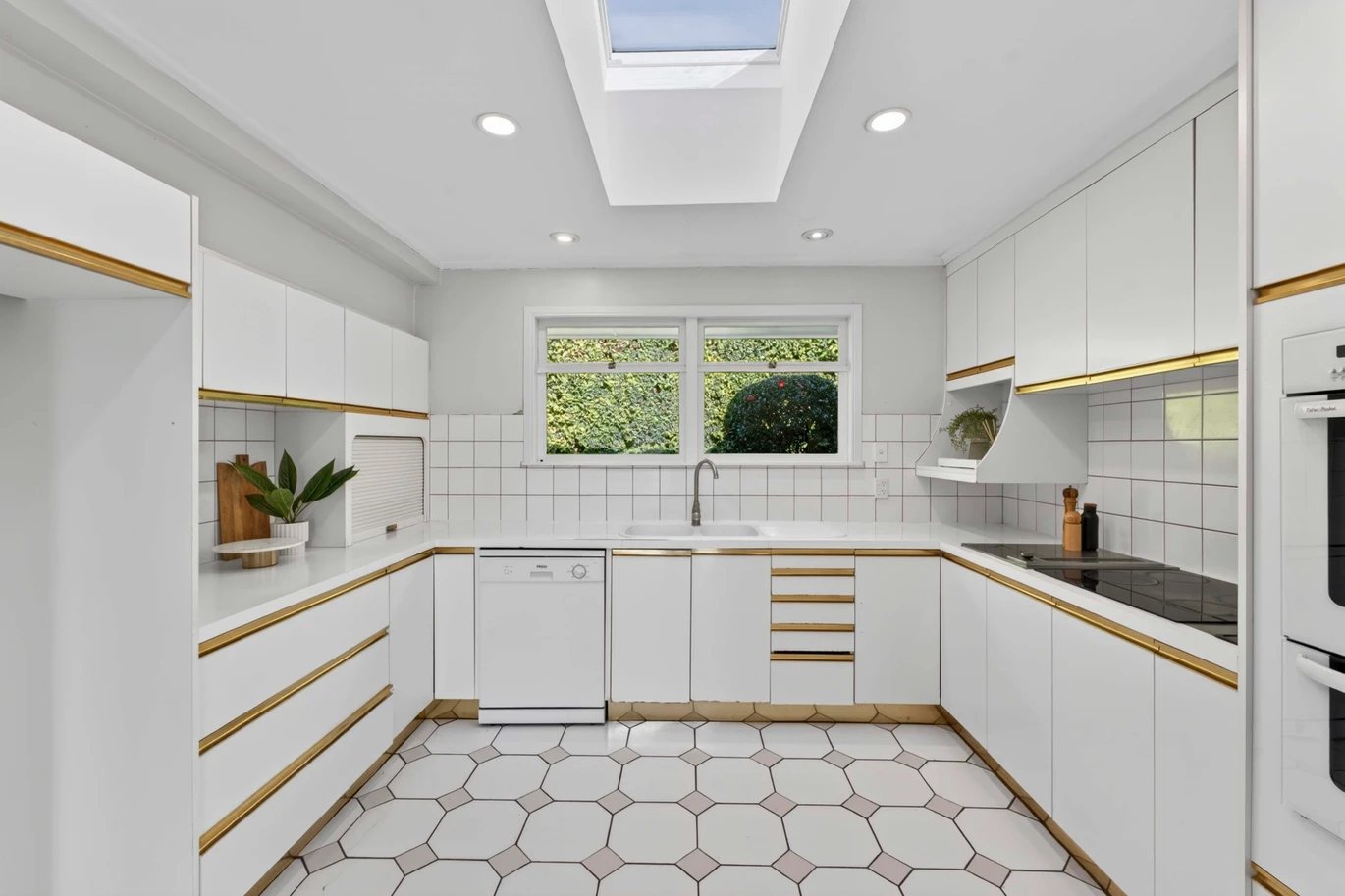 981m2 section, 404m2 character 5 beds 3 baths grand residence with triple garage, swimming pool, Beautifully landscaped gardens, 9 Worcester Road Meadowbank, Auckland