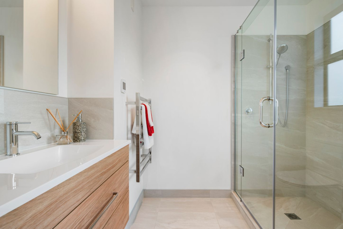 Price dropped to sell down the last 3 units, Brandnew freehold 3 beds 2.5 baths home with car park, No any Society cost, Under floor heating in both bathrooms, 11 Pharlap Drive, Northcross, Auckland
