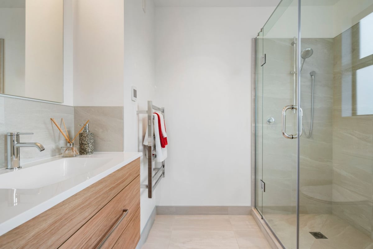Price dropped to sell down the last 3 units, Brandnew freehold 3 beds 2.5 baths home with car park, No any Society cost, Under floor heating in both bathrooms, 7 Pharlap Drive, Northcross,, Auckland