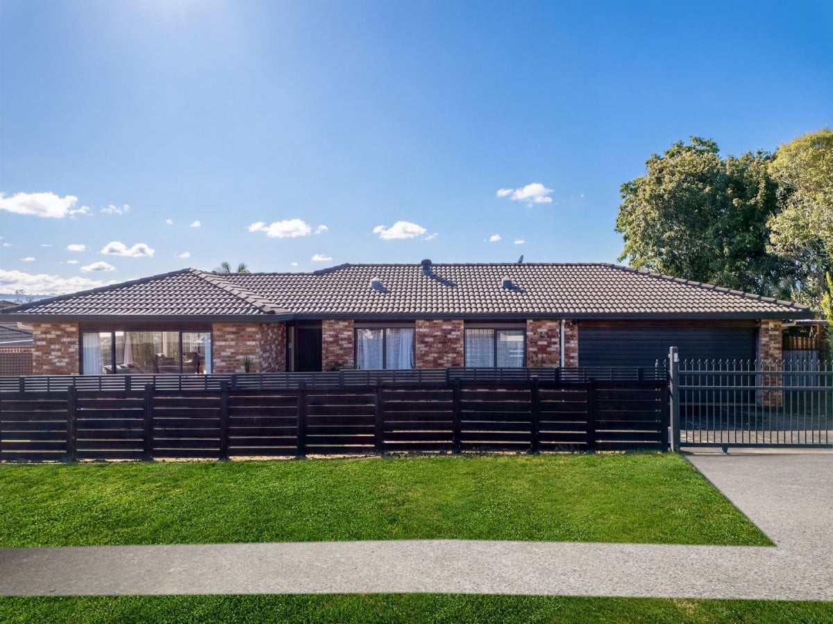 444m2 section, 150m2 Brick and tile 3 beds 2 baths house with double garage, 32 Munroe Road, Ranui, Auckland