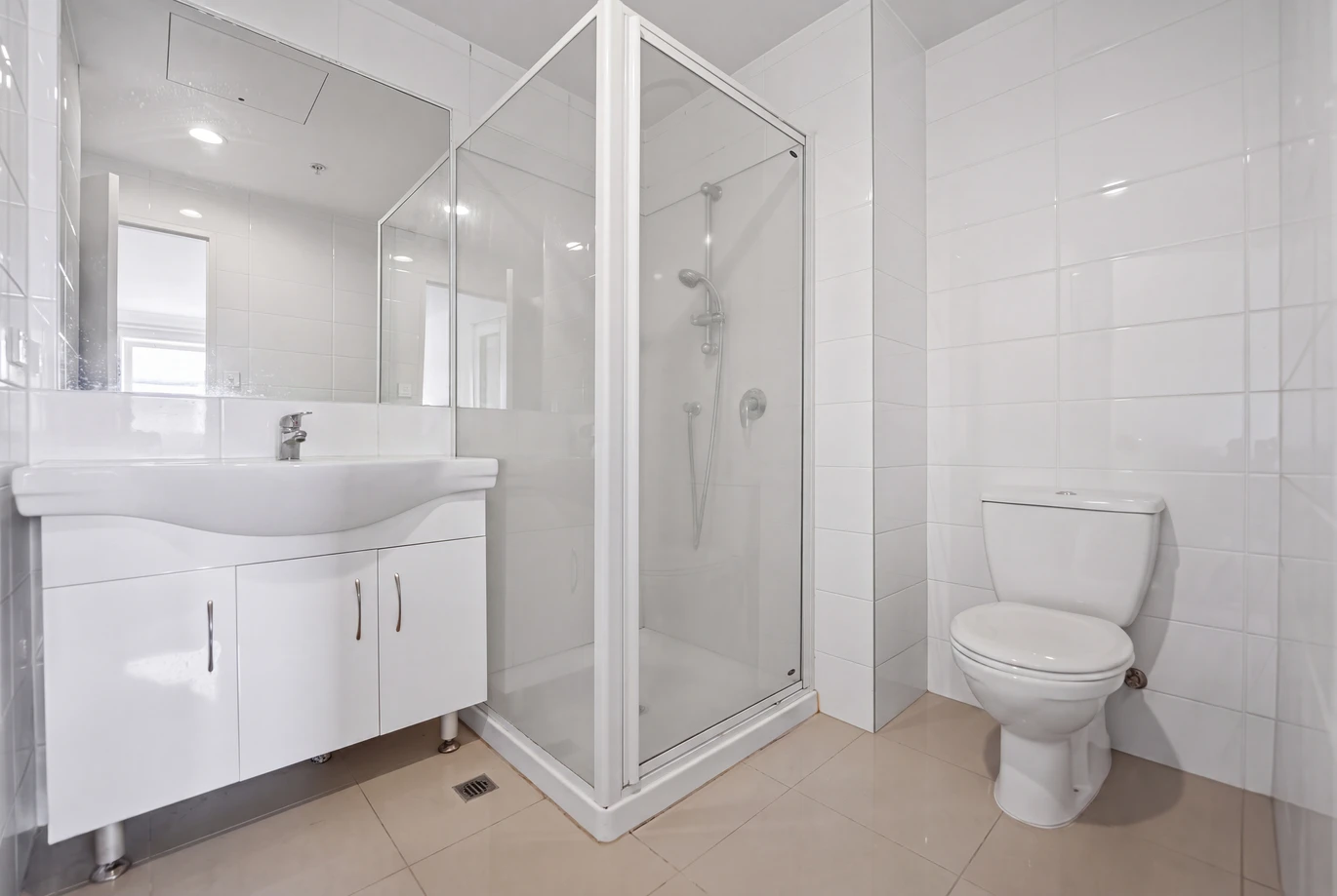 Overseas Vendor Must Sell – Double Grammar school zone (AGS & EGGS), 3 beds 2 baths apartment with 2 car parks, in the highly regarded King’s Square Apartments. 420/26 Remuera Road Newmarket, Auckland