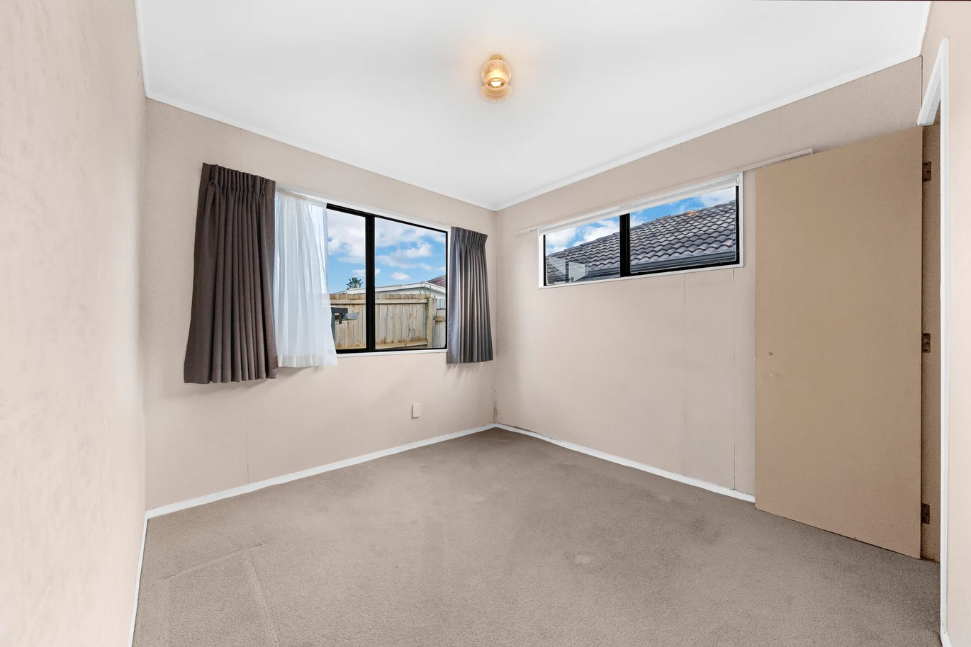 Once for around 41 years, Auction RESERVE SET $500,000, Standalone 3 beds 1 bath house with garage, The owners are ready to move on, 2/36 York Road Papatoetoe, Auckland