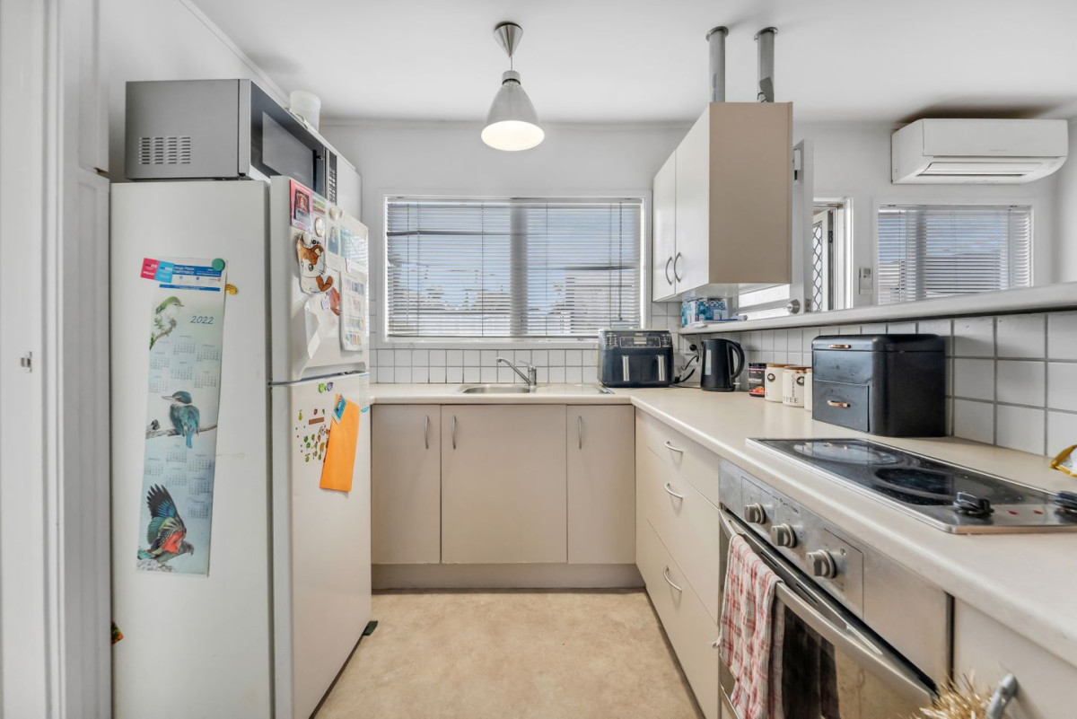 Owner downsizing, 2 beds 1 bath home with garage, 2/25 Kitchener Road, Sandringham, Auckland