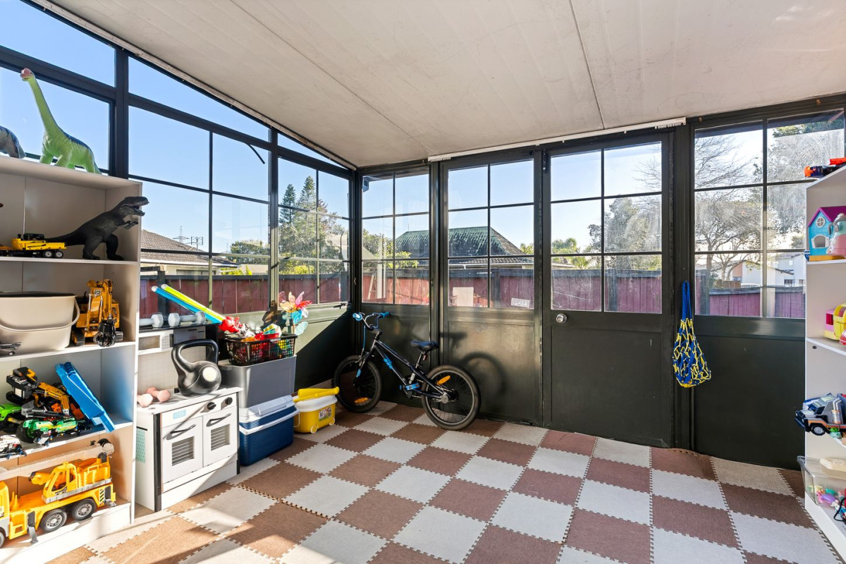 120m2 Brick and tile 3 beds 1 bath house with garage, 2/16 Ultima Place, Clover Park, Auckland
