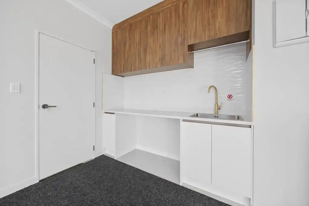 2 kitchens, 6 beds (4 ensuites) 5.5 baths house with double garage and 2 beds granny, 39 Park Green Avenue, Karaka, Auckland